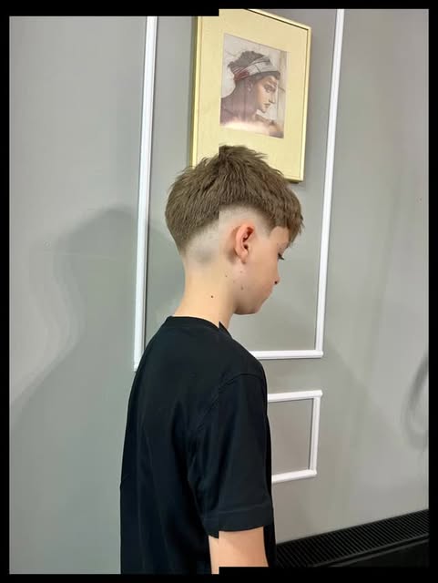 Fade curat văzut din profil, publicat de Karambol