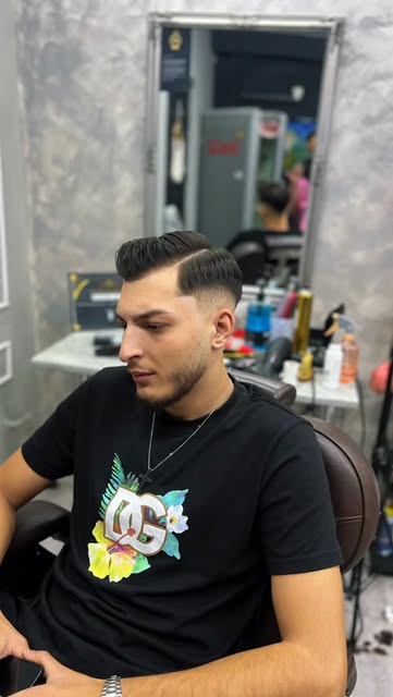 Client cu tunsoare modernă realizată la Karambol Barber Shop
