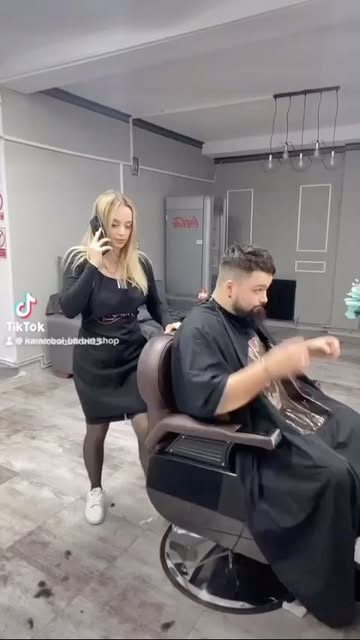 Barber și client în salonul Karambol