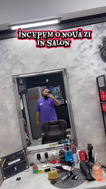 Interiorul Karambol Barber Shop cu oglindă și post de lucru